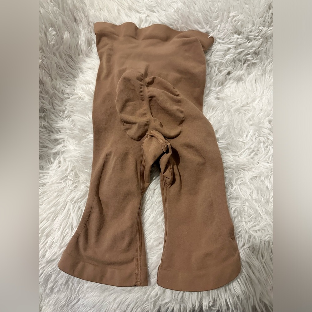 NWOT SKIMS COMPRESSION SHAPE-WEAR SHORTS - Picture 2 of 3